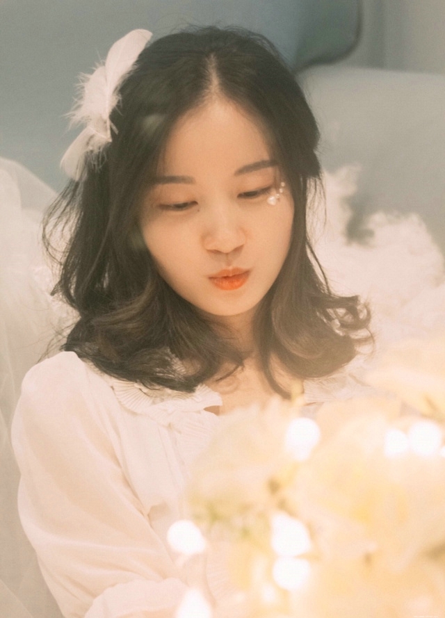 温婉灯光下的白纱女神花朵白嫩柔美