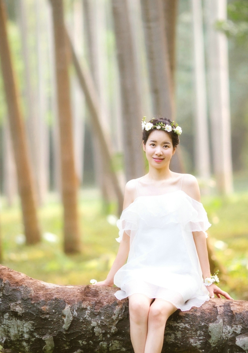 森林内的花环白裙女神香肩迷人写真