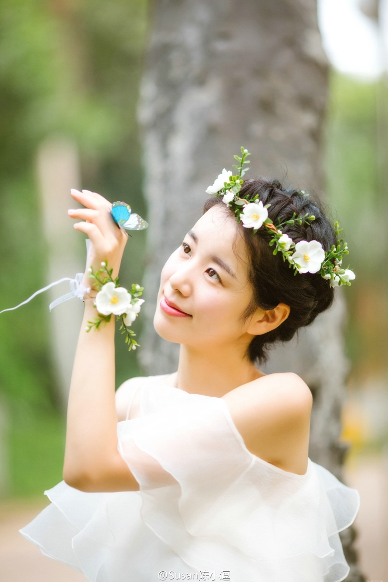 森林内的花环白裙女神香肩迷人写真