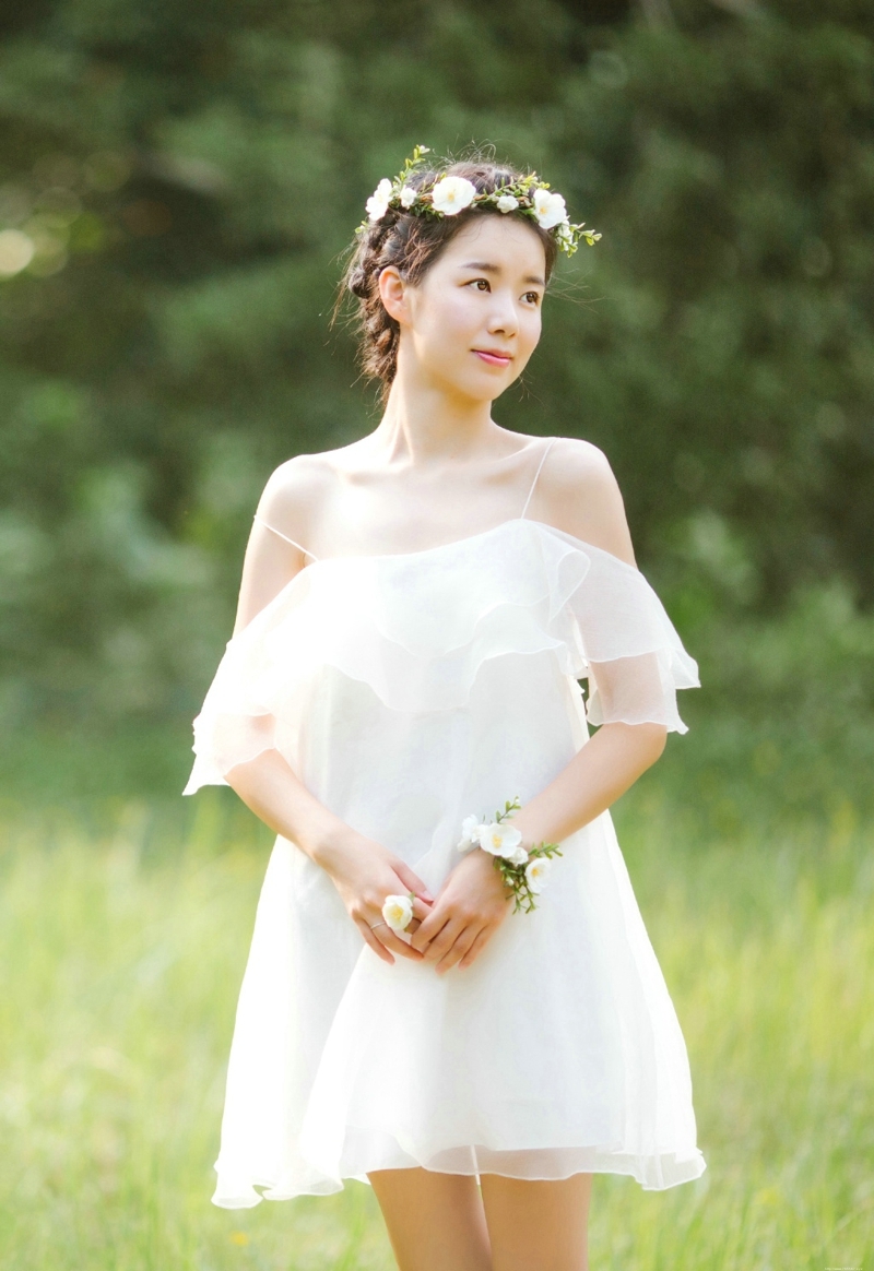 森林内的花环白裙女神香肩迷人写真