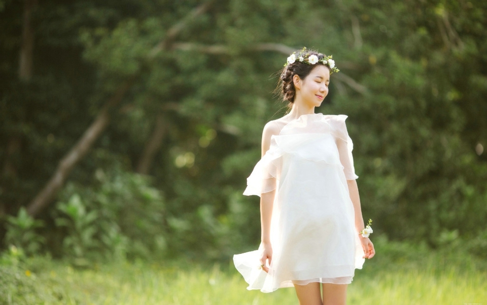 森林内的花环白裙女神香肩迷人写真