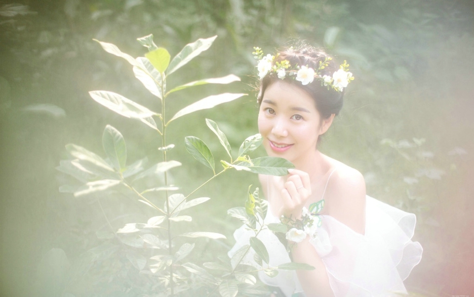 森林内的花环白裙女神香肩迷人写真