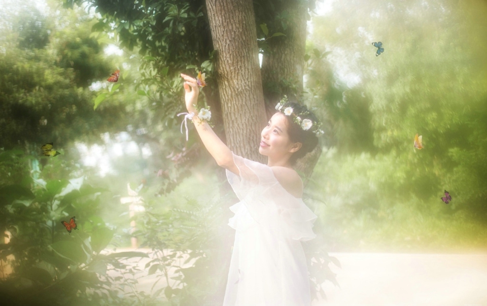 森林内的花环白裙女神香肩迷人写真