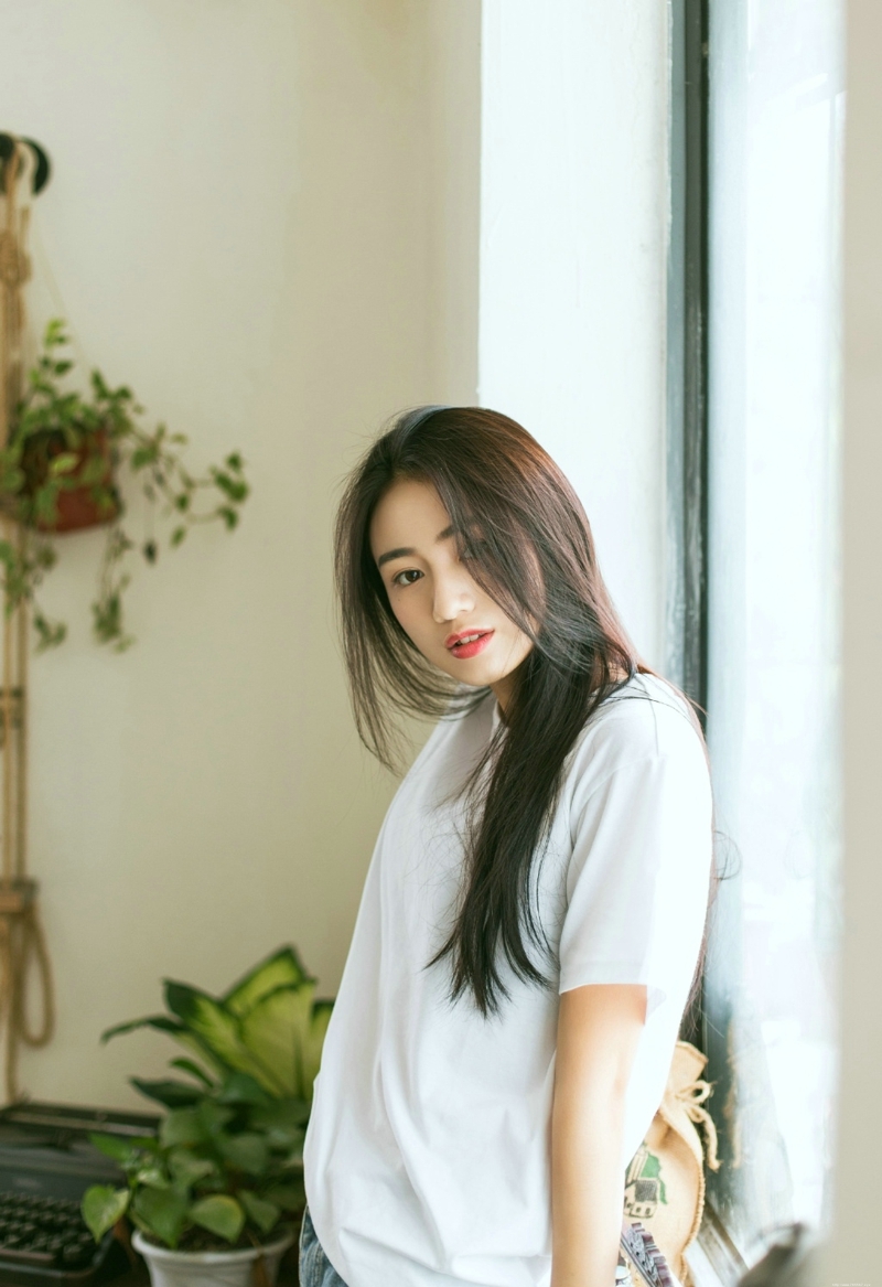 高颜值长发女神私房慵懒写真