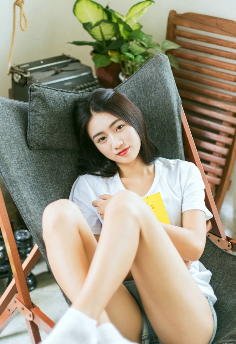 高颜值长发女神私房慵懒写真