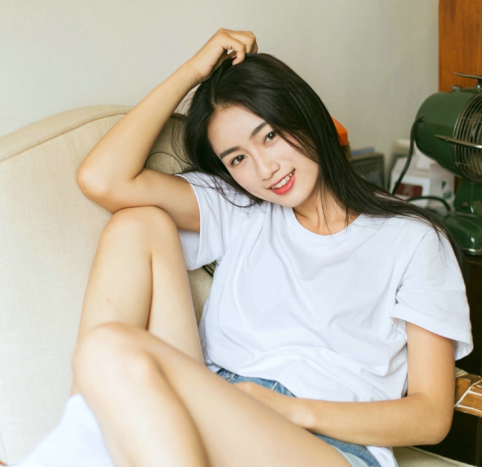 高颜值长发女神私房慵懒写真
