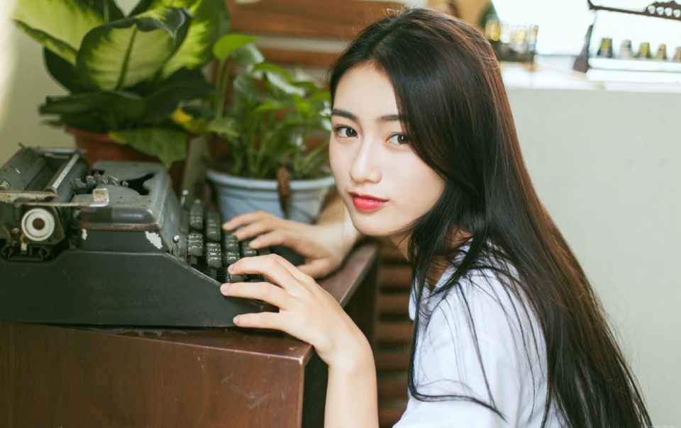 高颜值长发女神私房慵懒写真