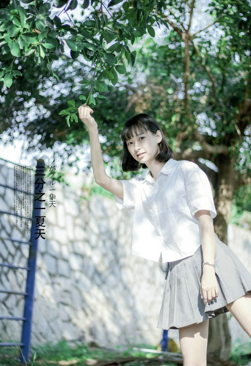 夏日阳光下的清凉少女精致脸蛋