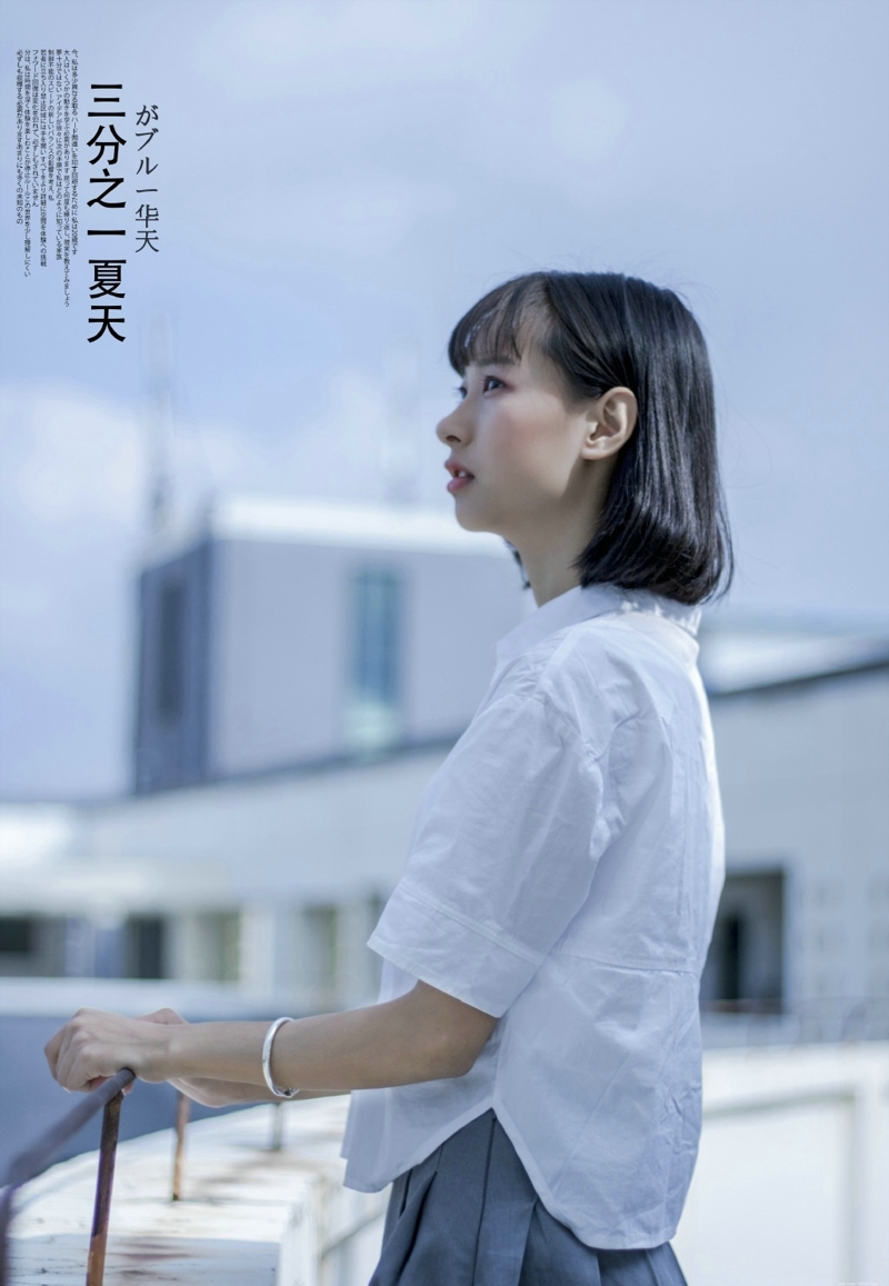 夏日阳光下的清凉少女精致脸蛋