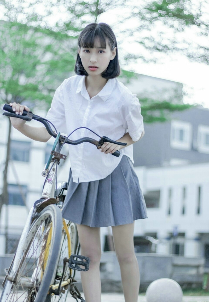 夏日阳光下的清凉少女精致脸蛋