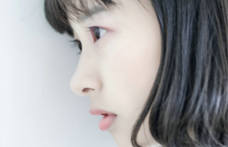 夏日阳光下的清凉少女精致脸蛋