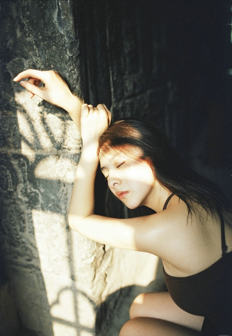 昏暗小巷内的气质美女测验无敌