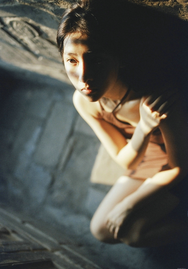 昏暗小巷内的气质美女测验无敌