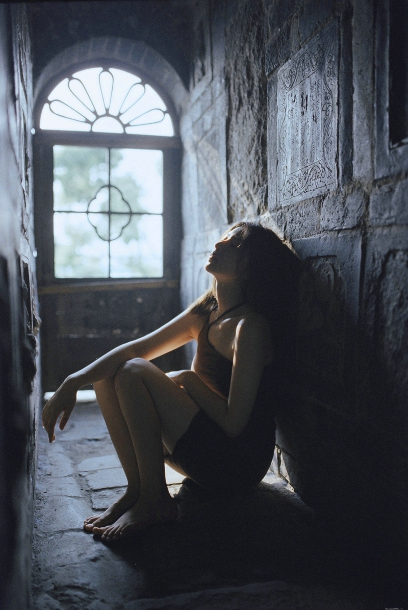 昏暗小巷内的气质美女测验无敌