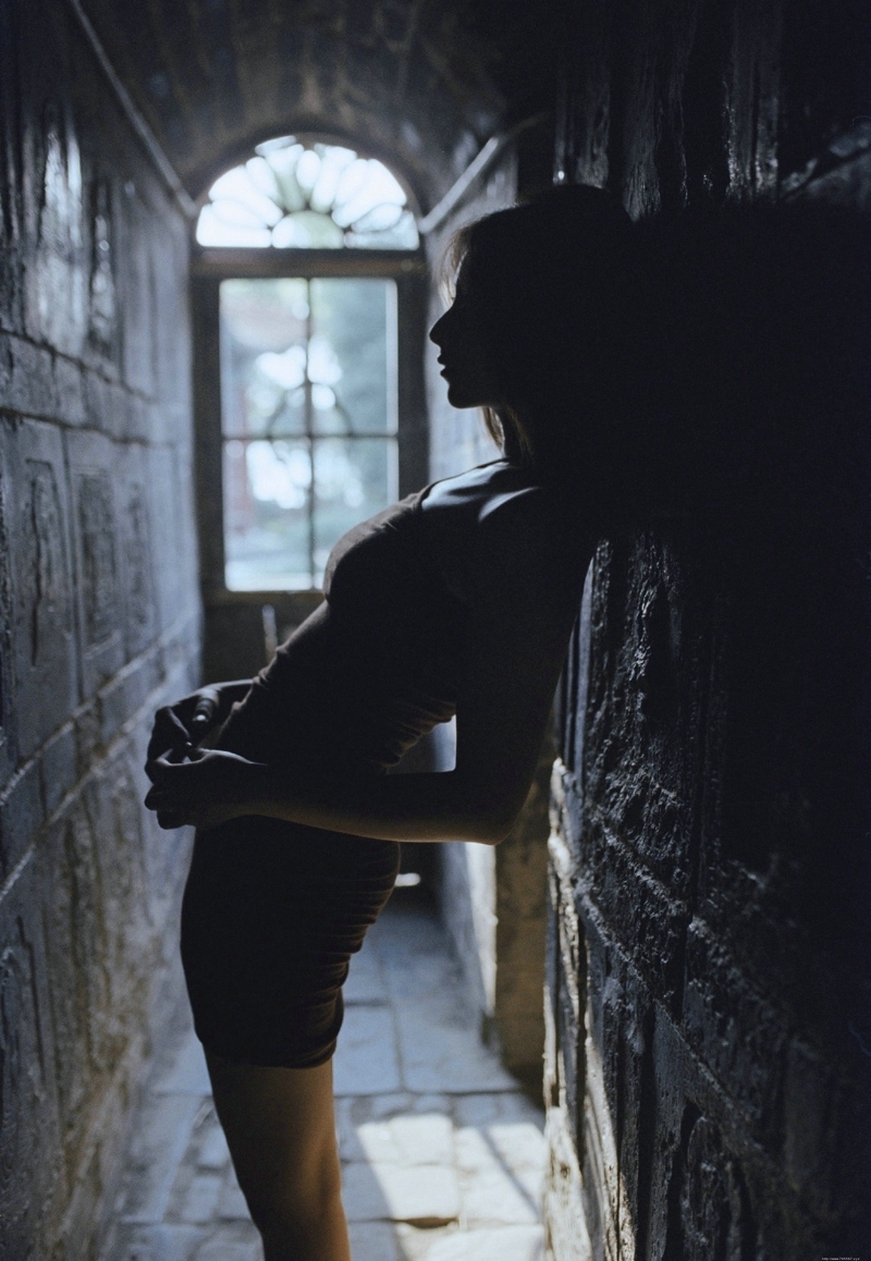 昏暗小巷内的气质美女测验无敌