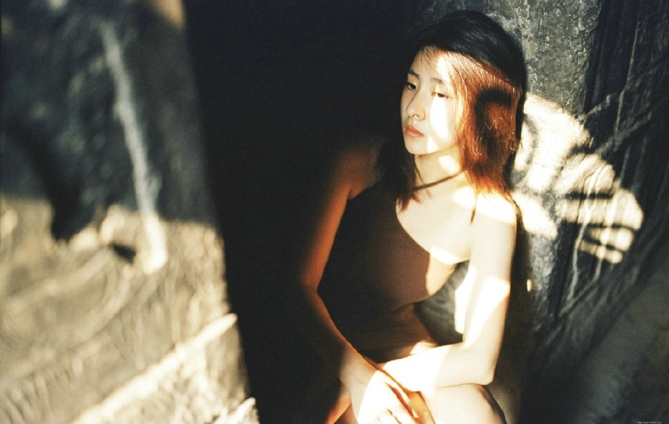 昏暗小巷内的气质美女测验无敌