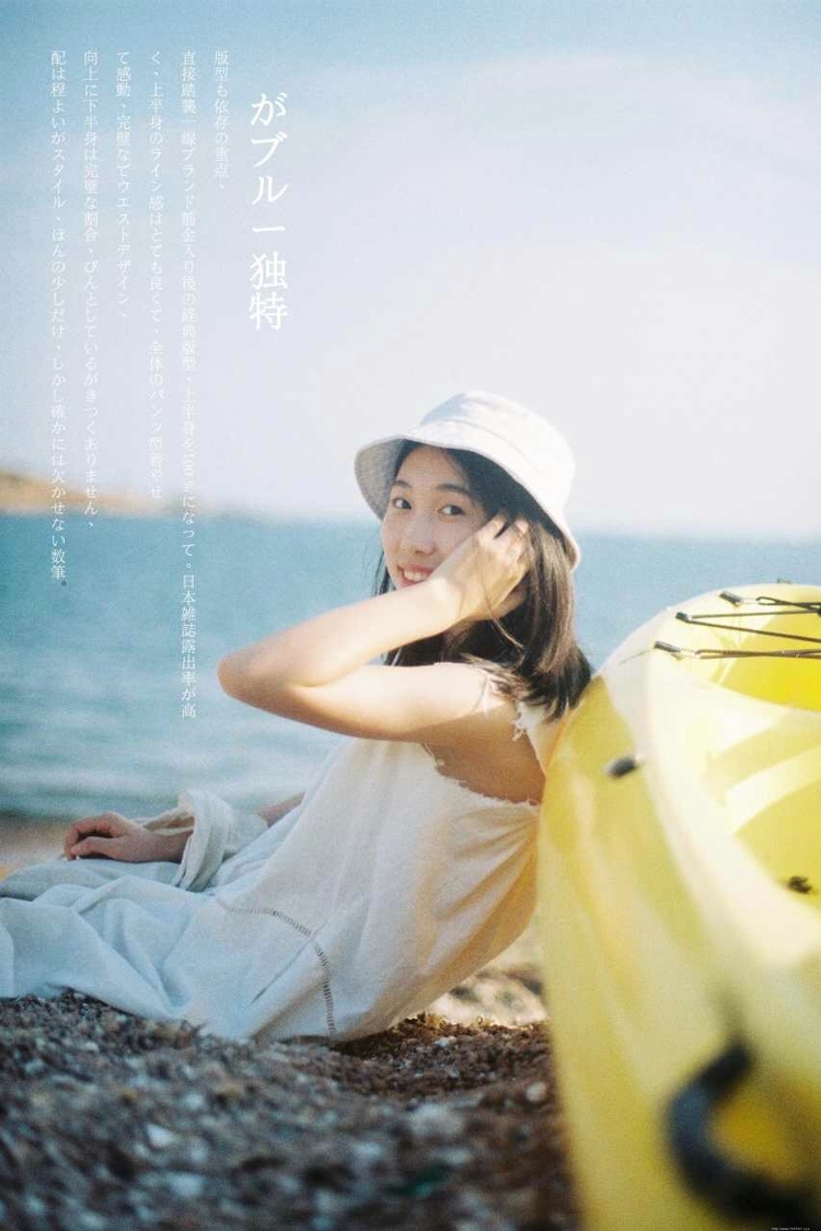 海边俏皮妹子阳光明媚笑容灿烂