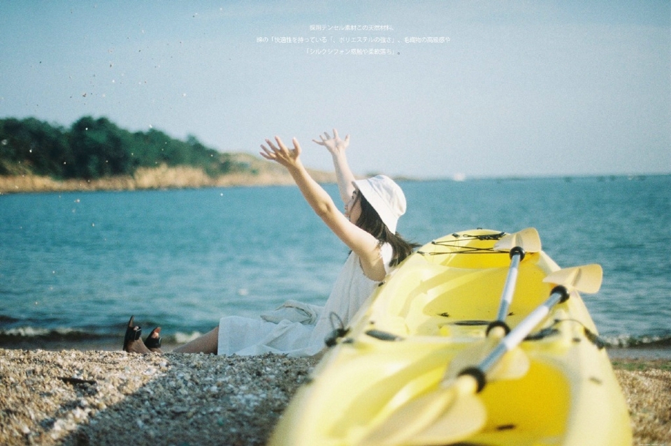 海边俏皮妹子阳光明媚笑容灿烂