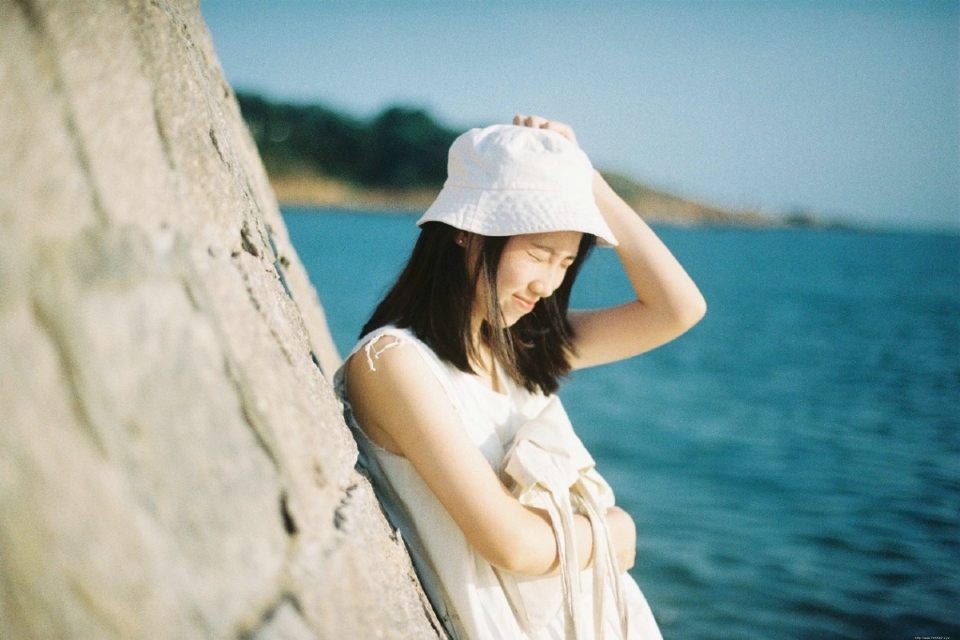 海边俏皮妹子阳光明媚笑容灿烂
