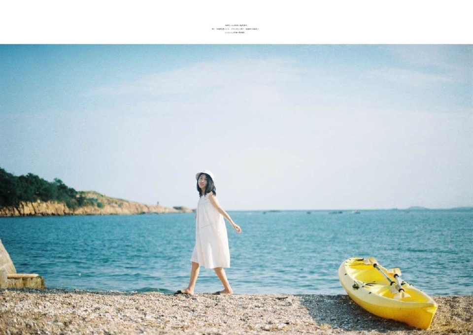 海边俏皮妹子阳光明媚笑容灿烂