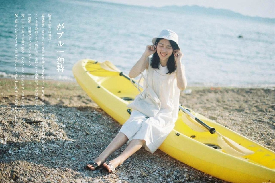 海边俏皮妹子阳光明媚笑容灿烂