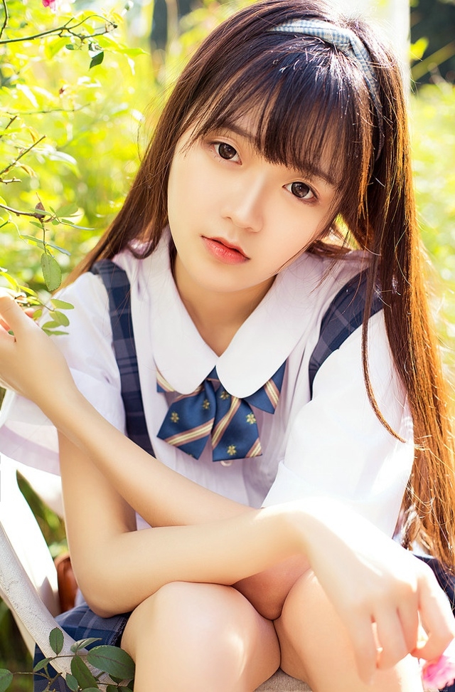 花一般的长发妹子坐在庭院内吃着棒冰享受阳光