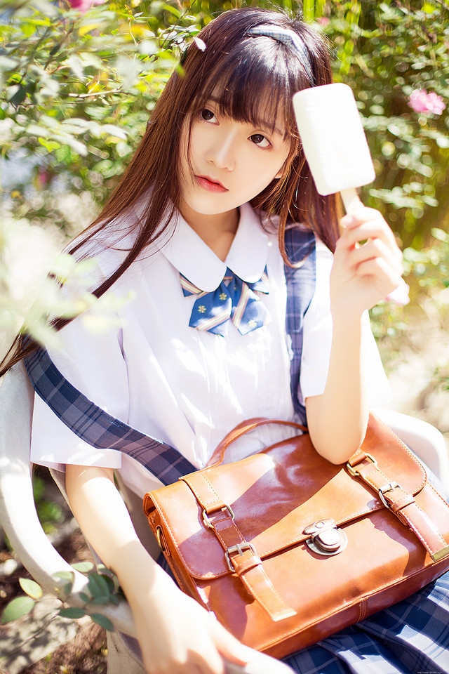 花一般的长发妹子坐在庭院内吃着棒冰享受阳光