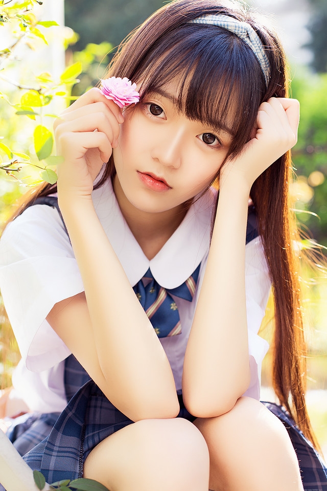 花一般的长发妹子坐在庭院内吃着棒冰享受阳光