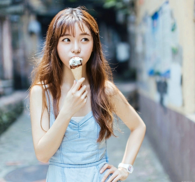 清纯甜美长发大眼美女俏皮迷人户外写真