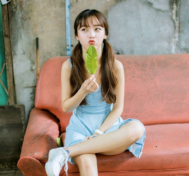 清纯甜美长发大眼美女俏皮迷人户外写真