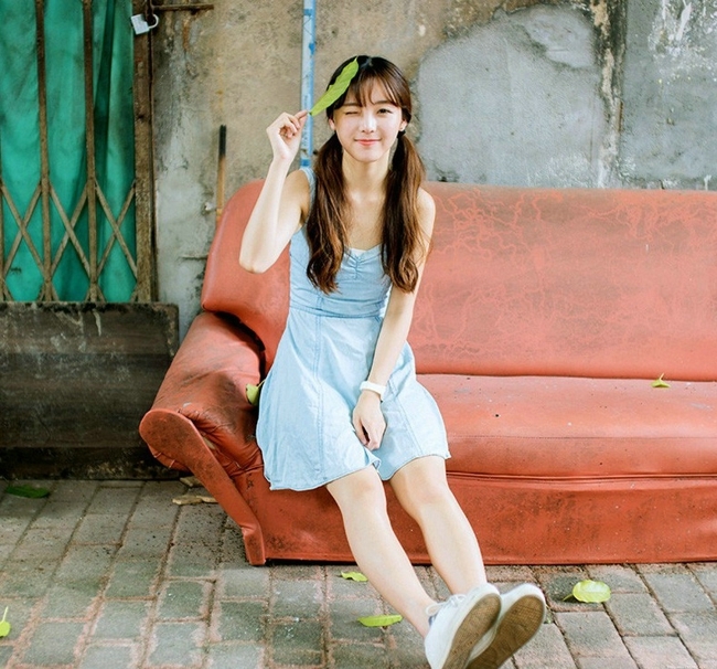 清纯甜美长发大眼美女俏皮迷人户外写真