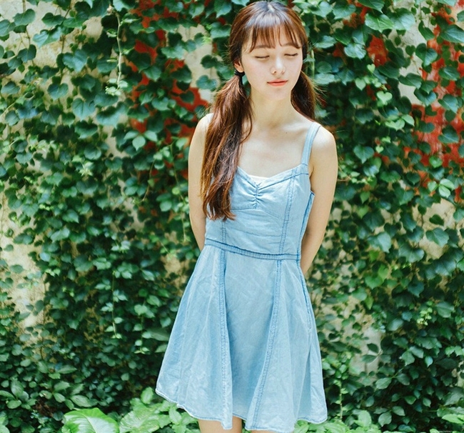 清纯甜美长发大眼美女俏皮迷人户外写真