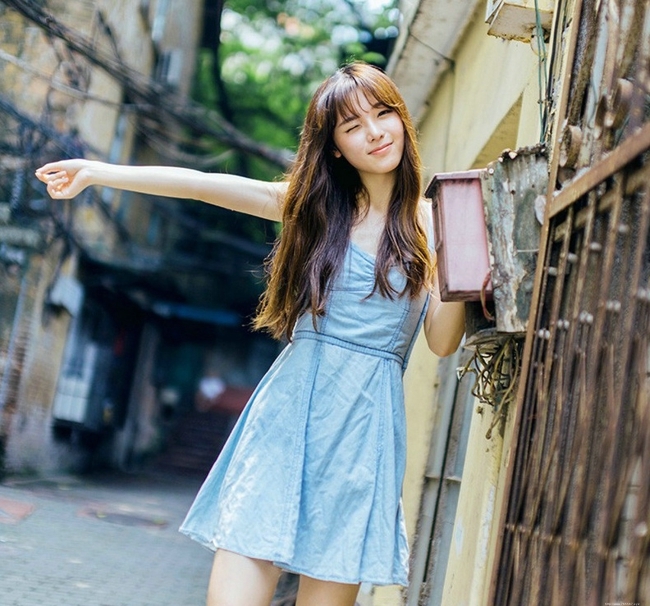 清纯甜美长发大眼美女俏皮迷人户外写真