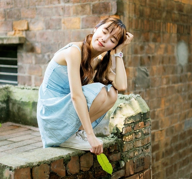 清纯甜美长发大眼美女俏皮迷人户外写真