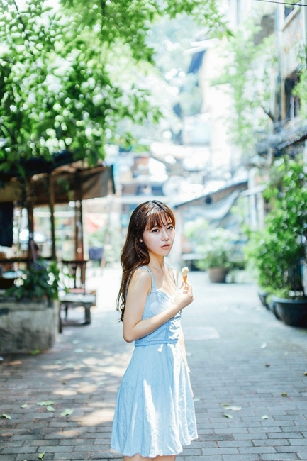 清纯甜美长发大眼美女俏皮迷人户外写真