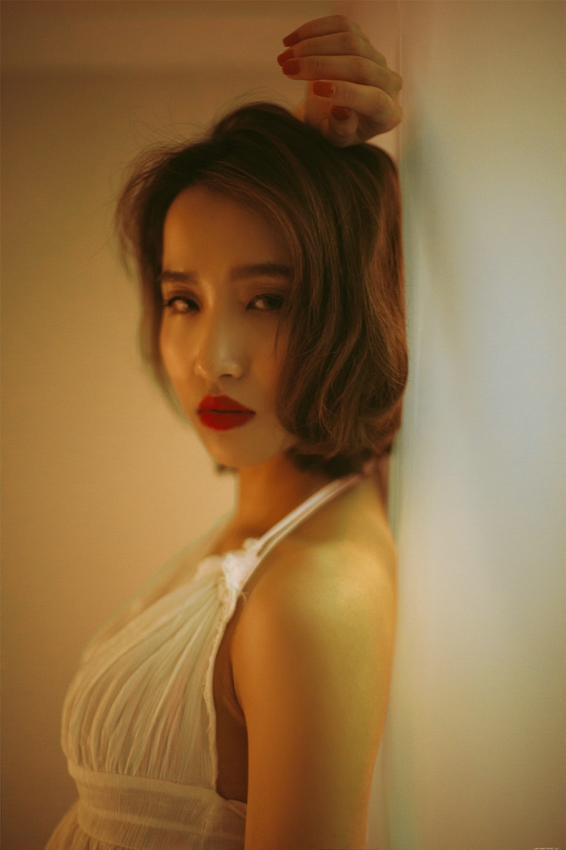 气质御姐睡衣深V展现完美娇躯