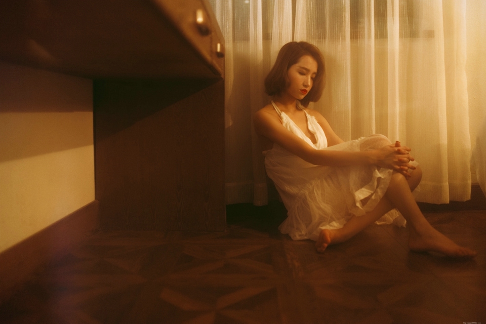 气质御姐睡衣深V展现完美娇躯