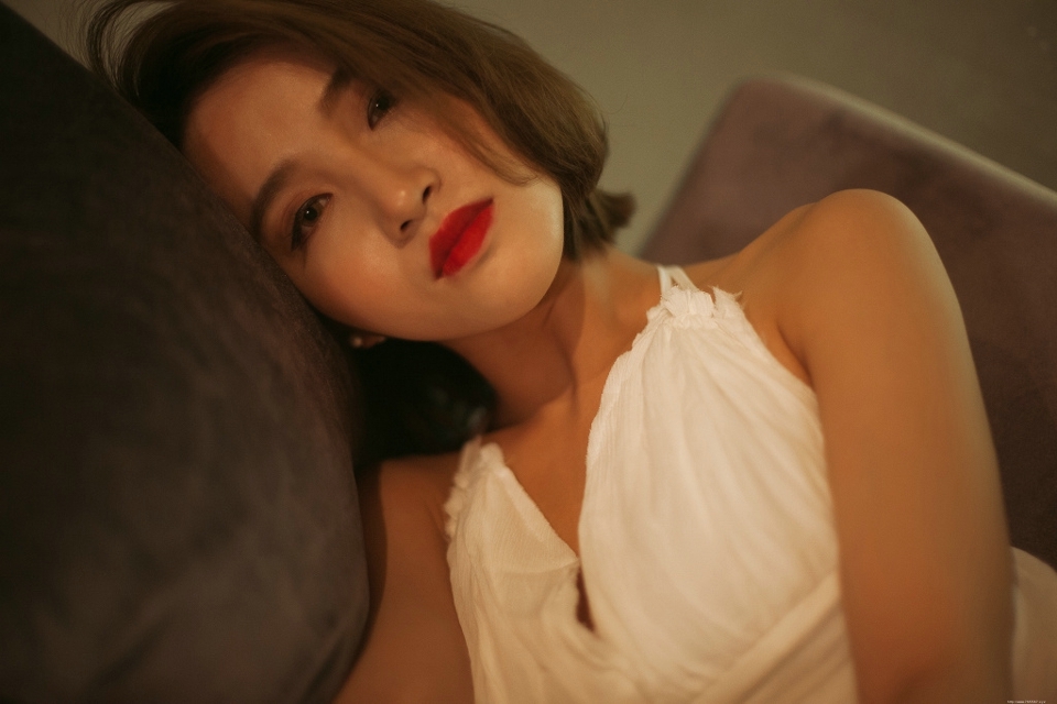 气质御姐睡衣深V展现完美娇躯