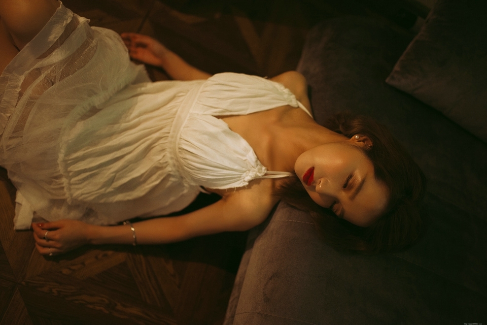 气质御姐睡衣深V展现完美娇躯