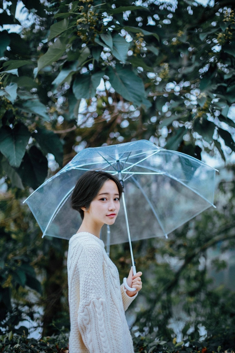 雨天草坪上的短发高颜值美女侧颜无敌