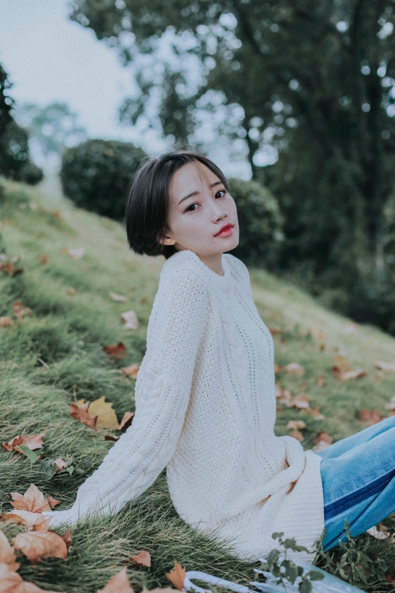 雨天草坪上的短发高颜值美女侧颜无敌