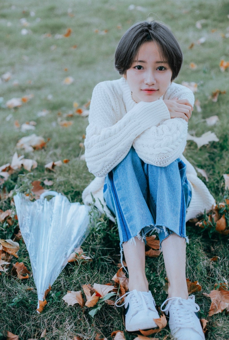 雨天草坪上的短发高颜值美女侧颜无敌