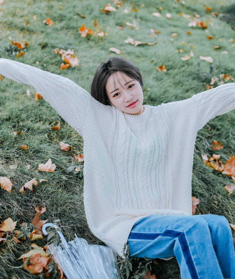 雨天草坪上的短发高颜值美女侧颜无敌