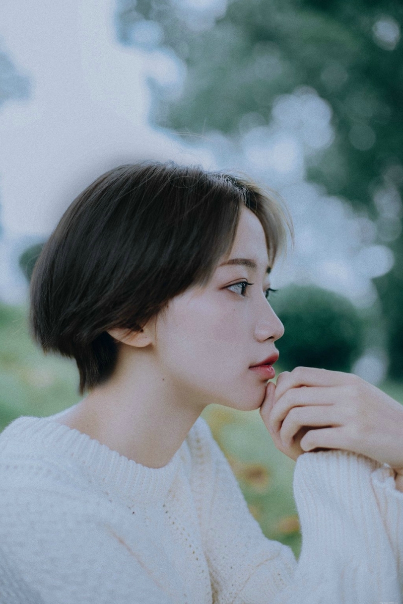 雨天草坪上的短发高颜值美女侧颜无敌