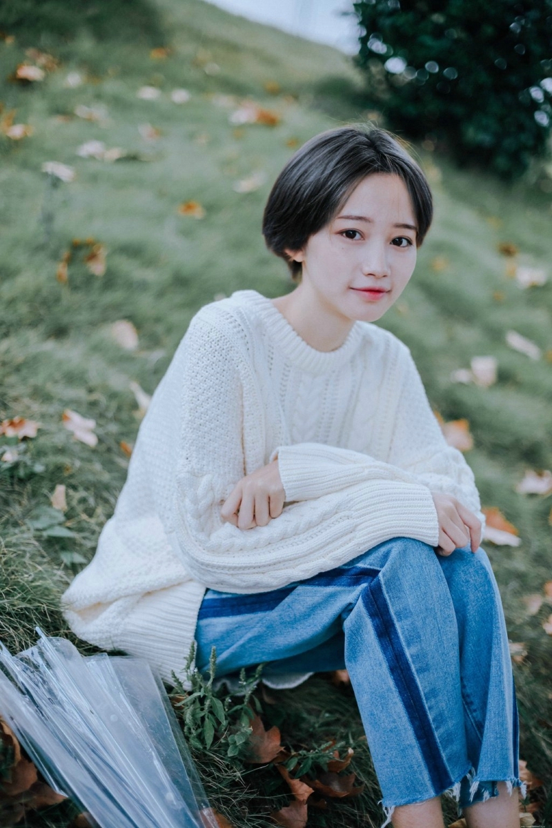 雨天草坪上的短发高颜值美女侧颜无敌