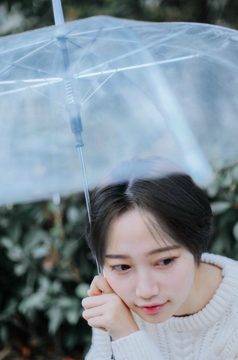 雨天草坪上的短发高颜值美女侧颜无敌