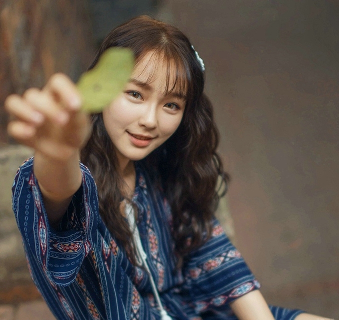 笑容灿烂清丽少女桃腮杏脸着木耳裙阳光诱惑唯美写真