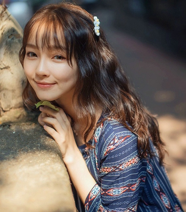 笑容灿烂清丽少女桃腮杏脸着木耳裙阳光诱惑唯美写真