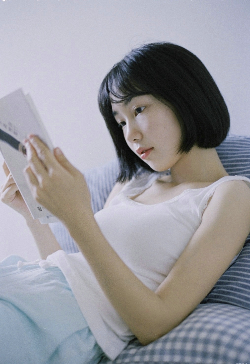 短发素颜妹子悠闲慵懒愉悦私房时光