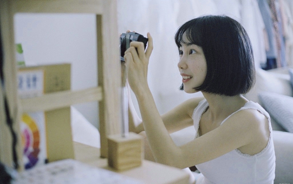 短发素颜妹子悠闲慵懒愉悦私房时光